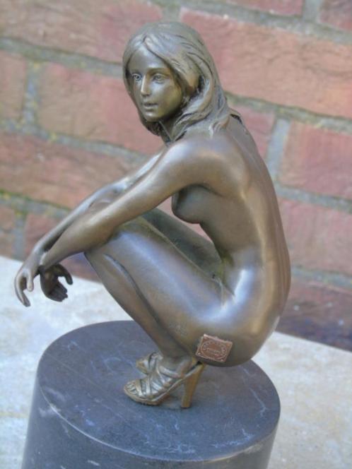 Naakte vrouw gehurkt in bronzen gesigneerde ronde basis, Antiek en Kunst, Antiek | Brons en Koper, Brons, Ophalen
