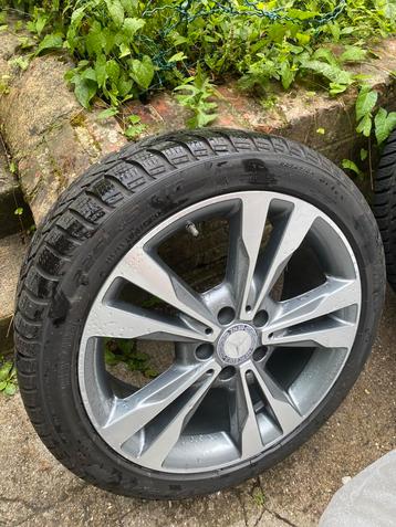 4 onberispelijke wielen en banden MERCEDES W205 beschikbaar voor biedingen