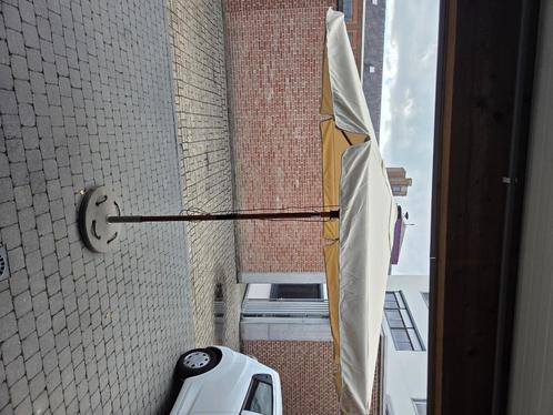 Grote kantelbare parasol met zware betonnen voet, Tuin en Terras, Parasols, Zo goed als nieuw, Stokparasol, 3 tot 4 meter, Kantelbaar