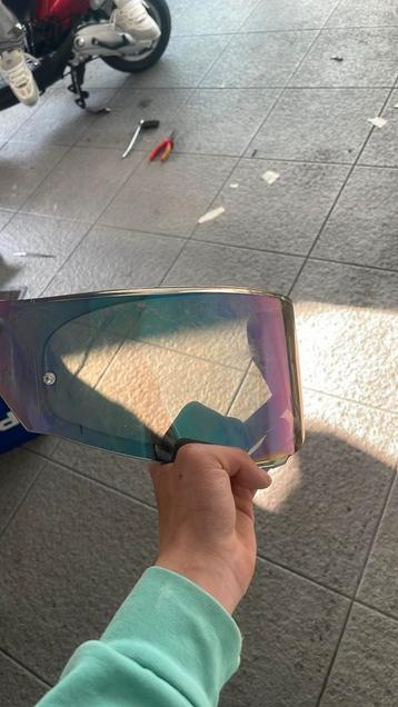 Helmvizier regenboog beschikbaar voor biedingen