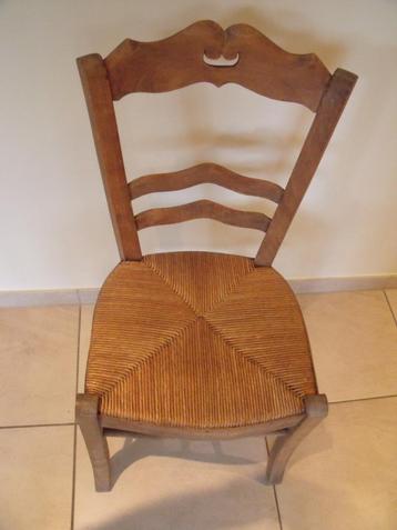 Twee stoelen  beschikbaar voor biedingen