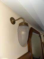 2 Appliques Art Deco en laiton avec abat-jout opalin nervuré, Enlèvement ou Envoi, Comme neuf, Verre