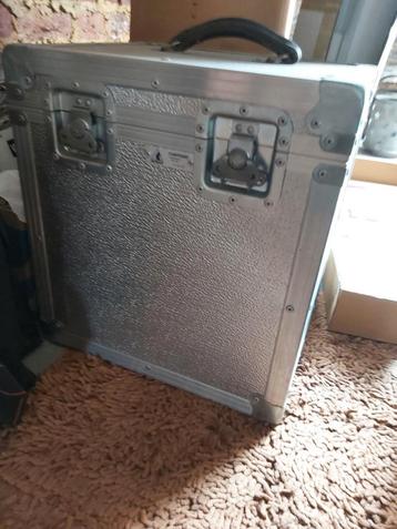 Flightcase met filmprojector beschikbaar voor biedingen
