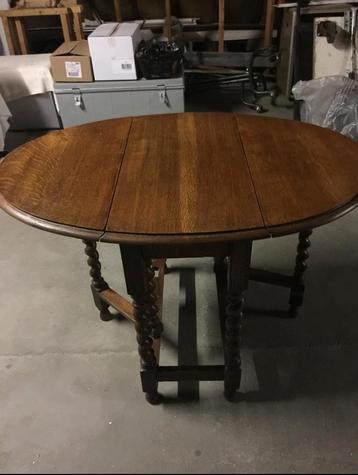 Eiken tafel beschikbaar voor biedingen