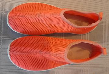 dunne nylon sloffen met gaatjes mt 37 beschikbaar voor biedingen