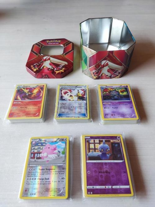 Blaziken Tin met 250 Pokemon Kaarten, Hobby & Loisirs créatifs, Jeux de cartes à collectionner | Pokémon, Comme neuf, Plusieurs cartes