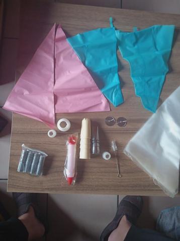 taartvormen en benodigdheden beschikbaar voor biedingen