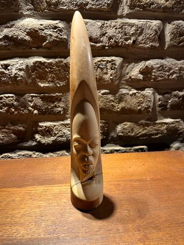 Afrikaans beeldje – gesneden uit been beschikbaar voor biedingen