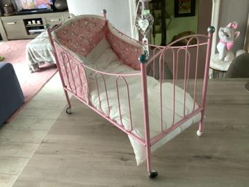 Metalen vintage poppenbedje (48x60 cm) beschikbaar voor biedingen