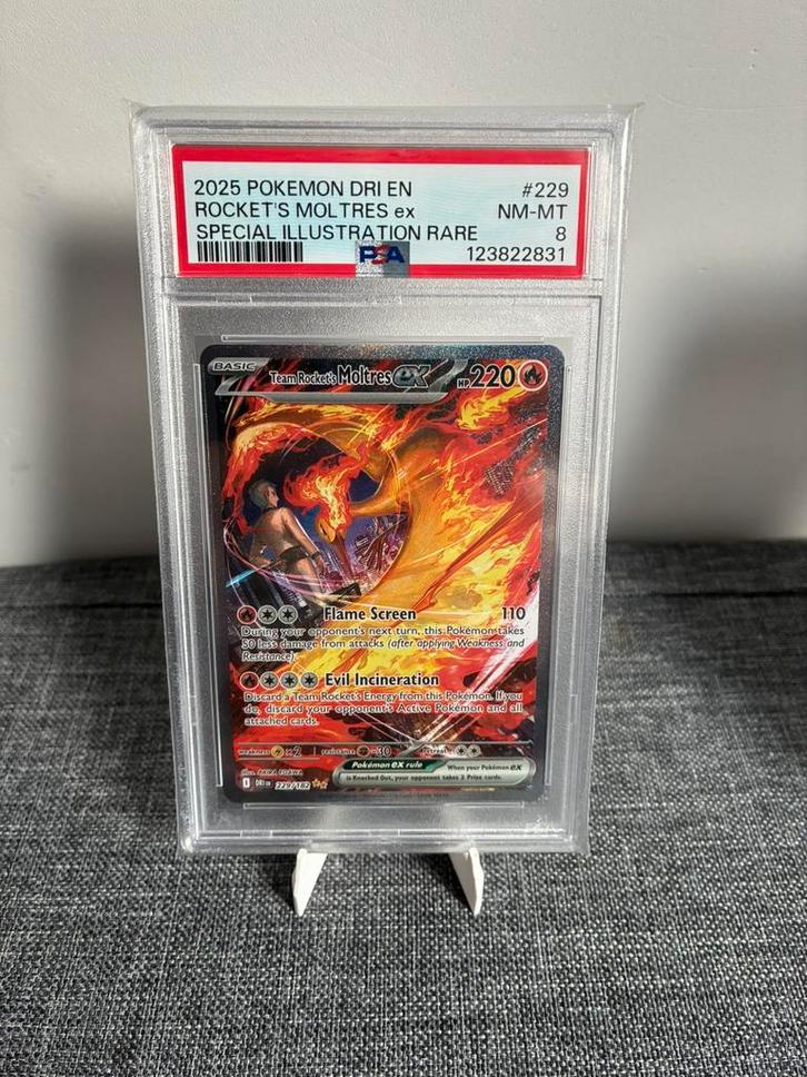 Team Rocket’s Moltres ex PSA 8, Hobby en Vrije tijd, Verzamelkaartspellen | Pokémon, Zo goed als nieuw, Ophalen of Verzenden