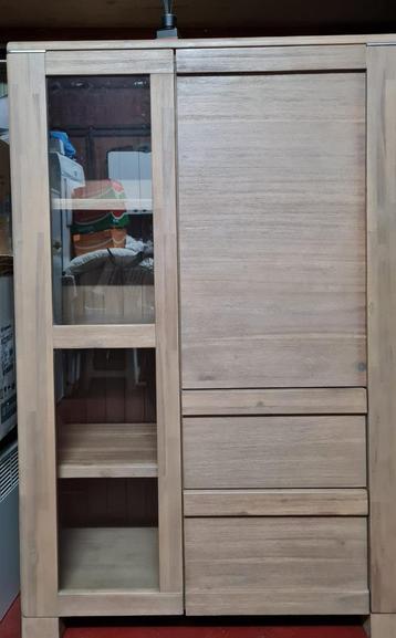 PRACHTIGE VITRINEKAST beschikbaar voor biedingen