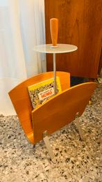 Leuk krantenrek in gebogen hout en aluminium pootjes, Huis en Inrichting, Woonaccessoires | Krantenbakken en Lectuurbakken, Ophalen of Verzenden