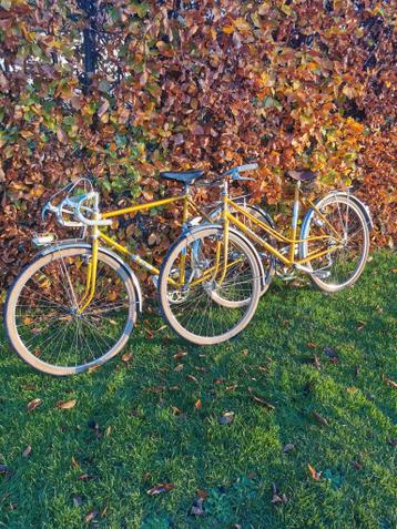 Vintage koersfiets en damesfiets