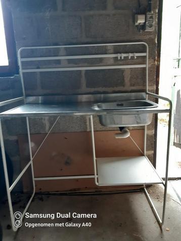 Keukenblokje,  bestaande uit metalen aanrecht, afwasbak en   beschikbaar voor biedingen