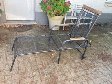 Inklapbare metalen ligstoel met hout en kussen beschikbaar voor biedingen