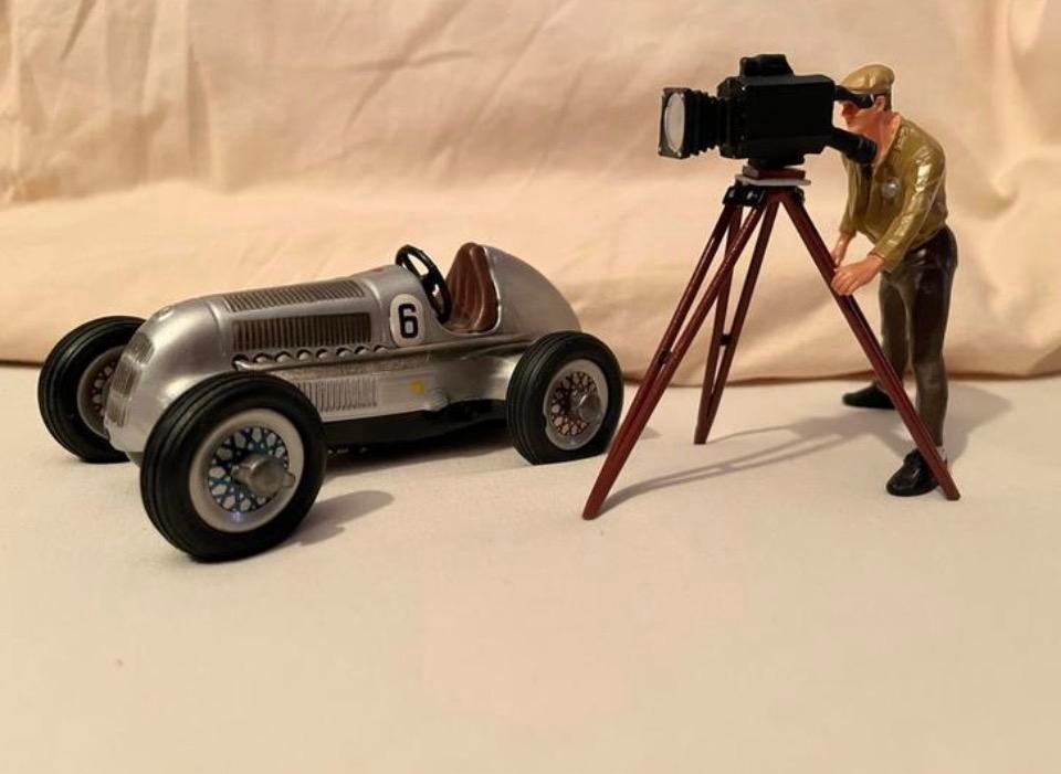 A vendre caméraman avec caméra sur trépied 1:16, Collections, Jouets, Comme neuf, Enlèvement ou Envoi