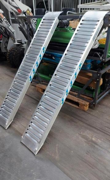 NIEUWE verstevigde aluminium oprijplaten 2m of 2m50, Ophalen of Verzenden, Zo goed als nieuw