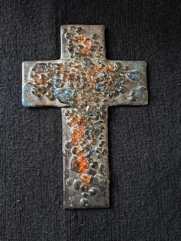 Decoratief kruisbeeld in glas. beschikbaar voor biedingen