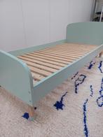 Kinderbed en tafeltje met 2 krukjes, Kinderen en Baby's, Kinderkamer | Bedden, Ophalen, Gebruikt, Matras