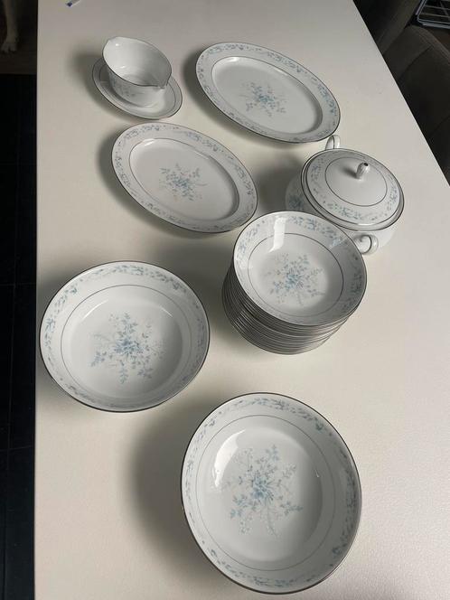 Noritake lichtblauwe bloemen servies serie Carolyn, Antiek en Kunst, Antiek | Servies los, Ophalen