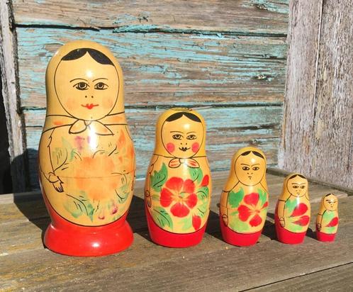 1973 Russische babouchka bestaande uit 5 houten poppetjes, Collections, Jouets miniatures, Utilisé, Enlèvement ou Envoi