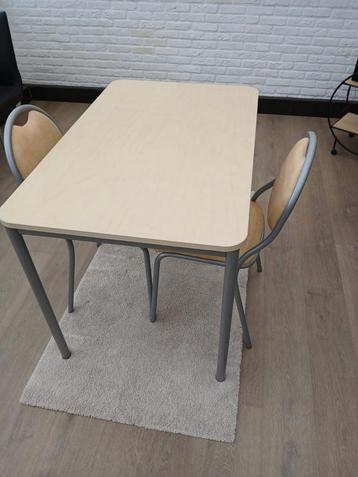 Tafel en 2 stoelen beschikbaar voor biedingen