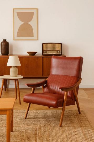 Vintage fauteuil faux bordeauxrood en hout beschikbaar voor biedingen