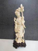 mooi beeldje ivoor chinees meisje met bloem op sokkel, Ophalen of Verzenden