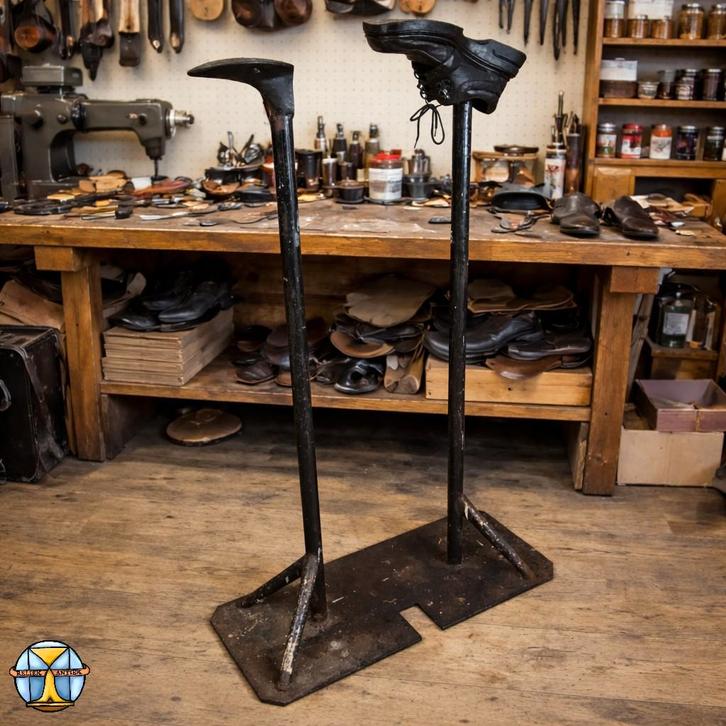 Antieke Dubbele Smeedijzeren Schoenleest Standaard  (H113cm), Antiquités & Art, Antiquités | Outils & Instruments, Enlèvement ou Envoi