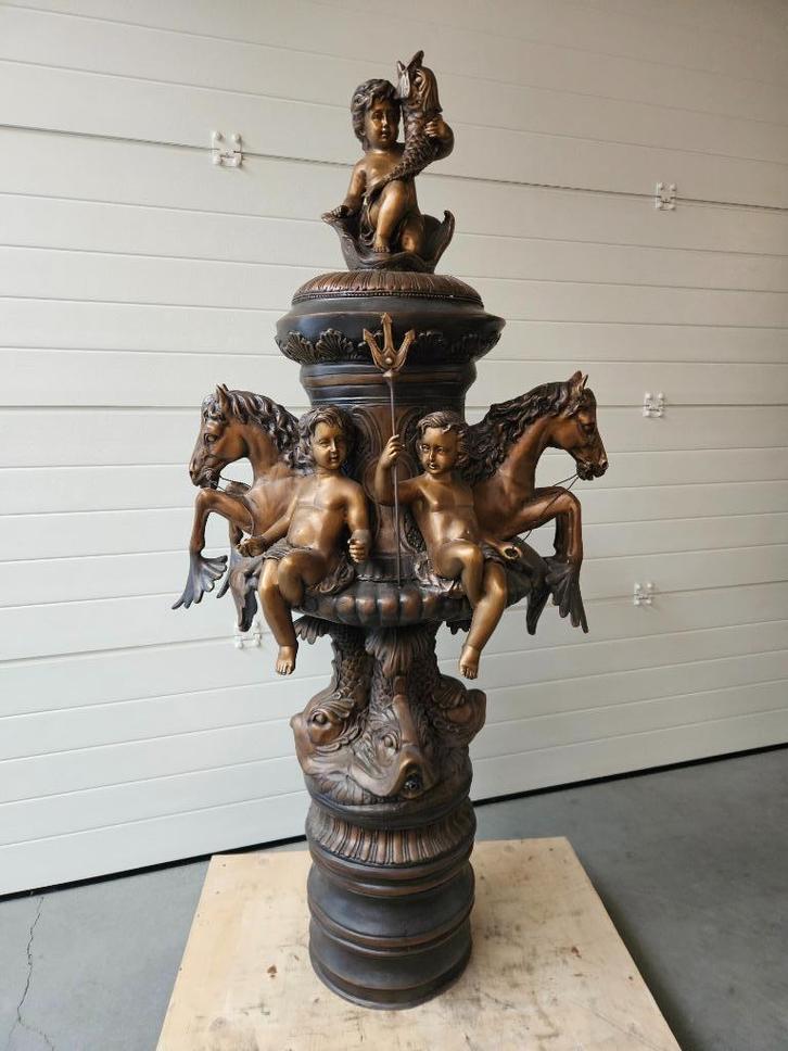 BRONZEN FONTEIN MET PAARDEN EN PUTTIE'S 2750 IPV 4000 EURO!!, Tuin en Terras, Waterpartijen en Fonteinen, Zo goed als nieuw, Fontein