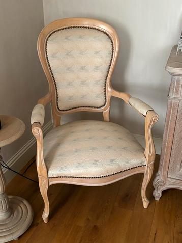 Mooie gestoffeerde houten stoel