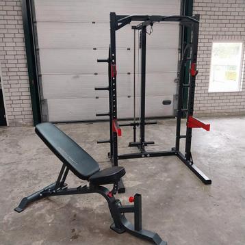 Heavy-duty halfrack met lat en low pulley station + bench  beschikbaar voor biedingen