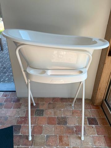 Bad met staander en thermometer van Bébé-Jou beschikbaar voor biedingen
