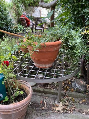 Inoc grille pour bassin d'eau, table pour plantes beschikbaar voor biedingen