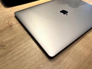 MacBook Pro 15,4 2019 core i7 16/256 beschikbaar voor biedingen