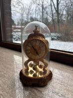 Antieke klok onder glazen stolp., Huis en Inrichting, Woonaccessoires | Stolpen, Ophalen, Zo goed als nieuw