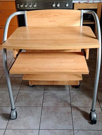 Computertafel beschikbaar voor biedingen