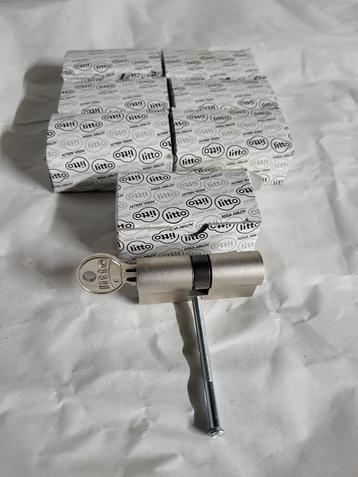 Serrures à cylindre avec clés de différentes marques et tail, Enlèvement ou Envoi, Neuf, Cuivre ou Laiton, Clé