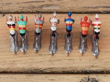 miniatuurwielrennertjes uit metaal van vroeger beschikbaar voor biedingen
