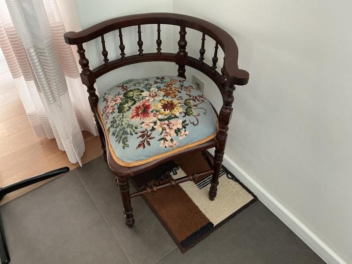 Antieke hoekstoeltje met gebogen rugleuning, Antiek en Kunst, Antiek | Meubels | Stoelen en Sofa's, Ophalen