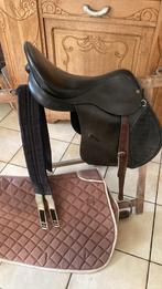 Vends selle taille 18 plus étrier et couverture, Comme neuf