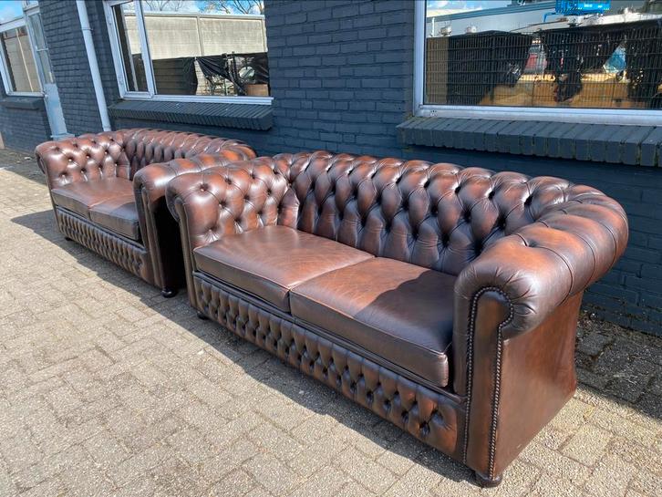 2 x 3 zit Chesterfield zetels bruin GRATIS GELEVERD, Maison & Meubles, Canapés | Sofas & Chaises Longues, Comme neuf, Cuir, Enlèvement ou Envoi