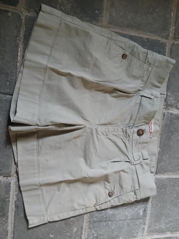 NIEUW héél mooie short HAMPTON BAYS- T 42 beschikbaar voor biedingen
