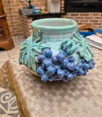 Prachtige vintage pot/ vaas Ballas met druiventros  gemerkt, Huis en Inrichting, Ophalen of Verzenden, Zo goed als nieuw