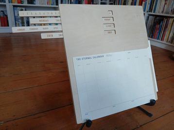Calendrier en bois / Calendar in wood beschikbaar voor biedingen