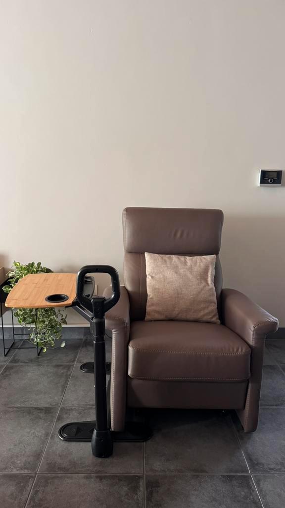 Relax zetel met sta op functie en voorzettafel, Huis en Inrichting, Fauteuils, Zo goed als nieuw, Ophalen