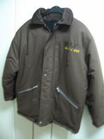 Donkerbruine winterjas met gele print voor boys, 164 NIEUW, Enfants & Bébés, Vêtements enfant | Taille 164, Enlèvement ou Envoi
