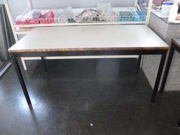 Tafel beschikbaar voor biedingen
