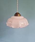 Duo de suspensions en opaline rose festonnée, 1920-30, Ophalen of Verzenden
