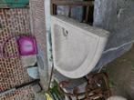 Oude witstenen pompbak lavabo, Ophalen